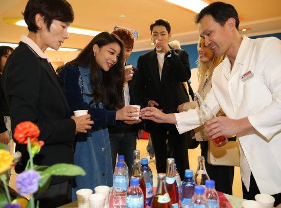 평양정상회담 특별수행원으로 방북한 현정화(왼쪽부터) 탁구 대표팀 감독, 가수 에일리, 마술사 최현우, 가수 지코, 알리가 18일 오후 평양 옥류아동병원을 방문해 북측에서 제공한 오미자 단물 등 북한 음료수를 마시고 있다. 평양사진공동취재단