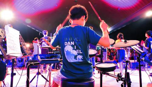 더크로스처치가 지난 12일 충북 괴산군 청소년심신수련원 보람원에서 주최한 ‘4/14 다니엘키즈캠프’에서 한 어린이 예배 팀원이 드럼을 치며 찬양하고 있다. 더크로스처치 제공