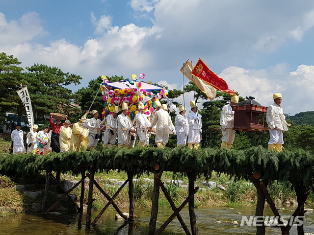 뉴시스 앵글]괴산고추축제 '꽃상여' 행렬 재현