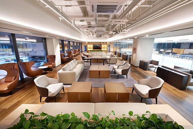 송도 바바리안 콤플렉스 2층 라운지 모습. (BMW코리아 제공)© 뉴스1