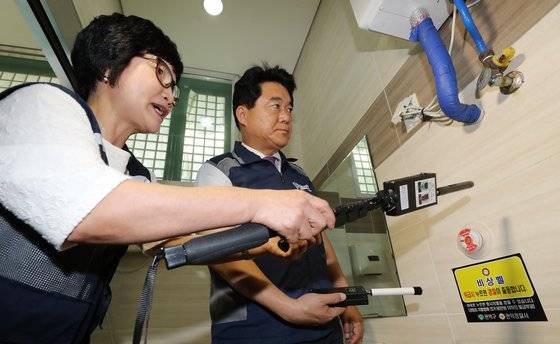박준희 관악구청장과 여성안심보안관이 지난해 9월 서울 관악구 지역내 한 여자 공중화장실에서 불법촬영카메라 유무를 점검하고 있다.[뉴스1]