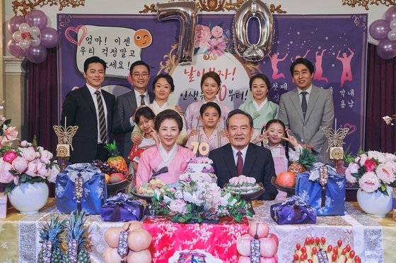 영화 '엑시트'에서 주인공 용남(조정석)의 엄마 현옥(고두심)의 고희연 기념사진. 칠순잔치에 모였던 용남네 가족이 갑작스런 가스 테러 현장에 갇히게 되면서 영화가 시작된다. [사진 CJ엔터테인먼트]