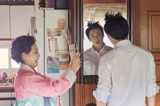 다큰 아들도 엄마에겐 그저 짠한 품안의 자식이다. 가르마 방향까지 신경쓰이는 아들 역 조정석과 고두심은 6년 전 드라마 '최고다 이순신'에서 만난 사이. [사진 CJ엔터테인먼트]