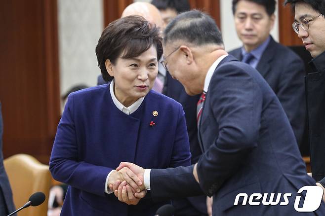 홍남기 경제부총리 겸 기획재정부 장관과 김현미 국토교통부 장관이 2018년 12월 27일 정부서울청사에서 열린 서울-세종 영상 국정현안점검조정회의에서 인사를 하고 있다. /뉴스1 © News1 성동훈 기자