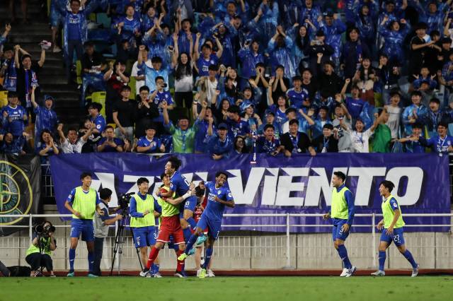 ◇수원 삼성 구대영이 8월 30일 제주 유나이티드와의 홈 경기에서 선제결승골을 터뜨린 뒤 홈팬 앞에서 선수들과 함께 세리머니를 하고 있다. 사진=한국프로축구연맹