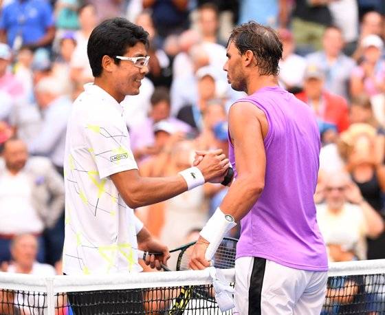 정현(왼쪽)이 1일 US오픈 3회전 직후 라파엘 나달과 인사를 나누고 있다. [USA 투데이=연합뉴스]