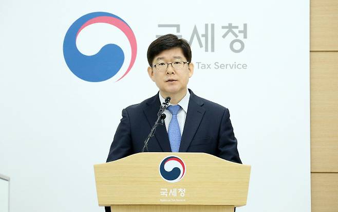김진현 국세청 소득지원과장이 2일 정부세종청사에서 이날부터 6일까지 근로·자녀장려금 5조276억원을 410만가구에 지급한다는 발표를 하고 있다. 국세청 제공