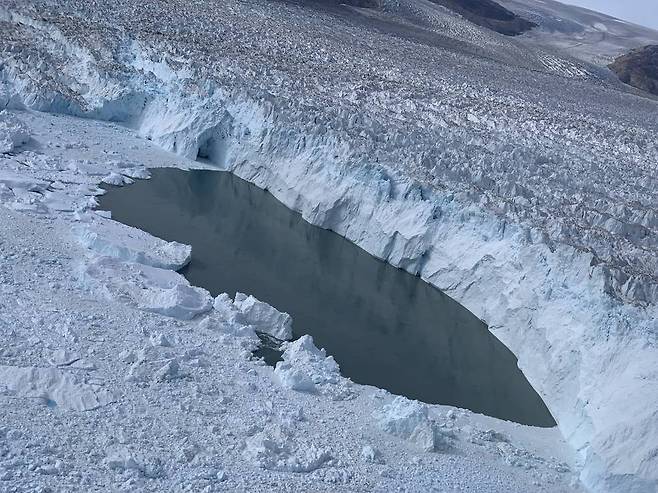 헬헤임 빙하 표면에 꽤 많은 물이 녹아서 고여 있는 모습.