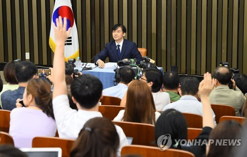조국 향한 질문 (서울=연합뉴스) 김주형 기자 = 조국 법무부 장관 후보자가 2일 오후 국회에서 열린 기자간담회에서 취재진의 질문을 받고 있다. kjhpress@yna.co.kr