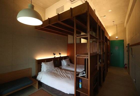 전북 고창 '상하목장' 내 호텔 파머스 빌리지 객실. 이곳의 모든 객실은 가구 등의 인테리어 소품들을 목재로 구성했다. 자연과 그만큼 가까운 분위기를 선사하기 위해서다.