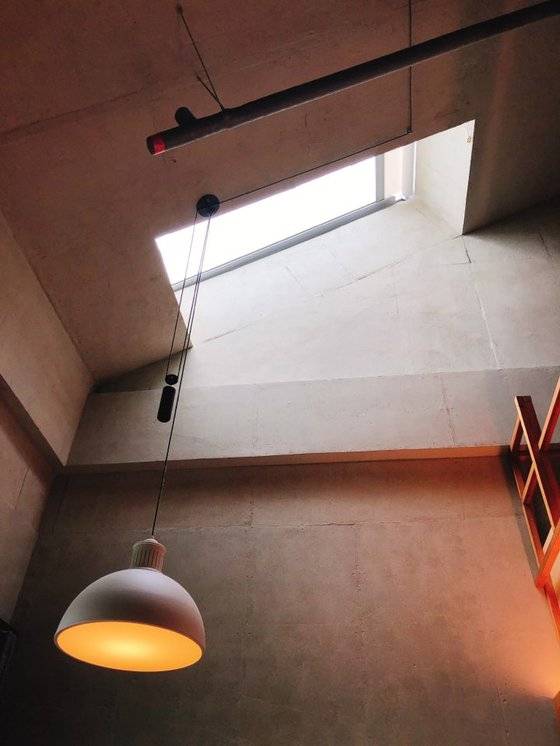 전북 고창 '상하목장' 내 호텔 파머스 빌리지 객실 풍경 중 천장 모습. 맨 위층 객실에선 천장유리 창으로 별을 바라볼 수 있도록 했다.