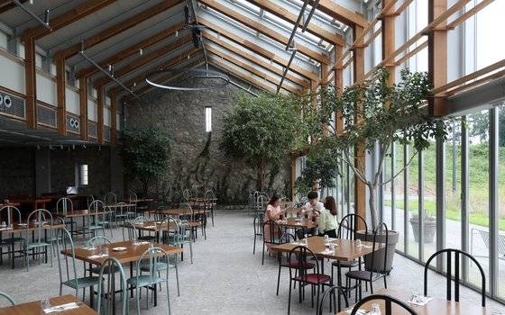 전북 고창 '상하목장' 내 호텔 파머스 빌리지 1층. 온실 형태로 꾸며진 이곳은 투숙객이 아니어도 언제든 방문해 조식 뷔페와 커피를 즐길 수 있다.