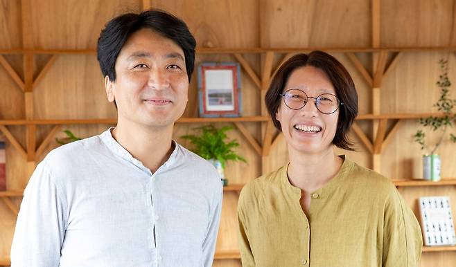 ⓒ시사IN 조남진다큐멘터리 영화 <이타미 준의 바다>를 연출한 정다운 감독(오른쪽)과 김종신 프로듀서 부부.