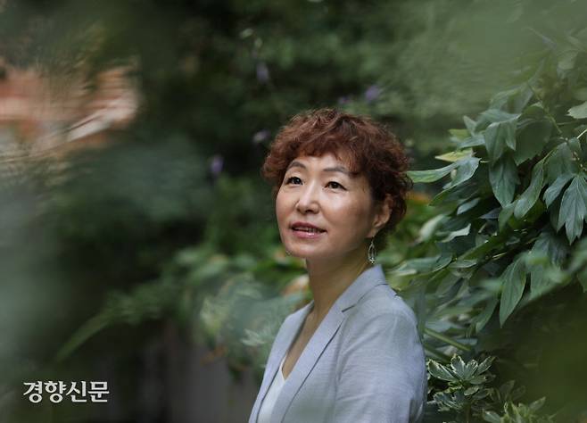 7년 만에 신작 장편소설 <빛의 과거>를 펴낸 소설가 은희경을 지난 2일 서울 마포 한 카페에서 만났다. 은희경은 “과거엔 냉소적으로 한 발 물러나 바라봤던 것이 회피가 아니었을까란 생각을 하게 됐다”며 “과거에 대한 해석이 바뀌면 현재의 나도 바뀔 수 있다”고 말했다. 강윤중 기자