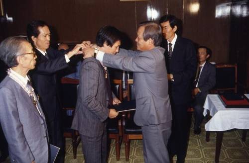 1989년 10월 27일 최병렬 문화공보부 장관이 제1회 잉창치배에서 우승해 국위를 선양한 조훈현 9단에게 은관문화훈장을 걸어주고 있다. 한국 현대바둑의 개척자인 조남철 9단(맨 왼쪽)도 함께 은관문화훈장을 받았다. [한국기원 제공]