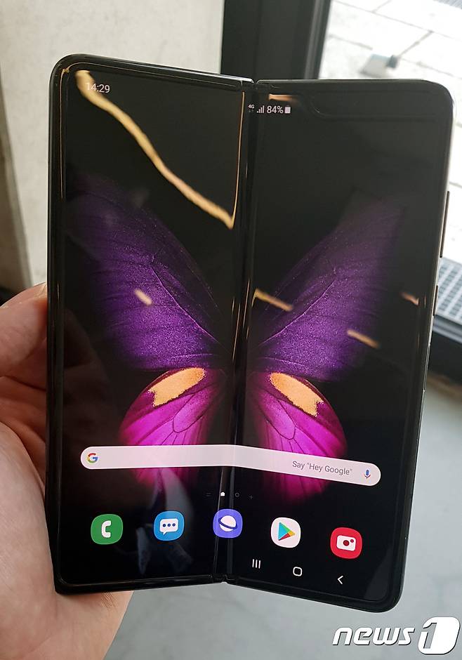 6일(현지시간) 오후 IFA(국제가전전시회) 2019' 개막에 앞서 독일 베를린에서 진행된 삼성전자의 '프레스 콘퍼런스'에 전시된 갤럭시 폴드 제품. © 뉴스1