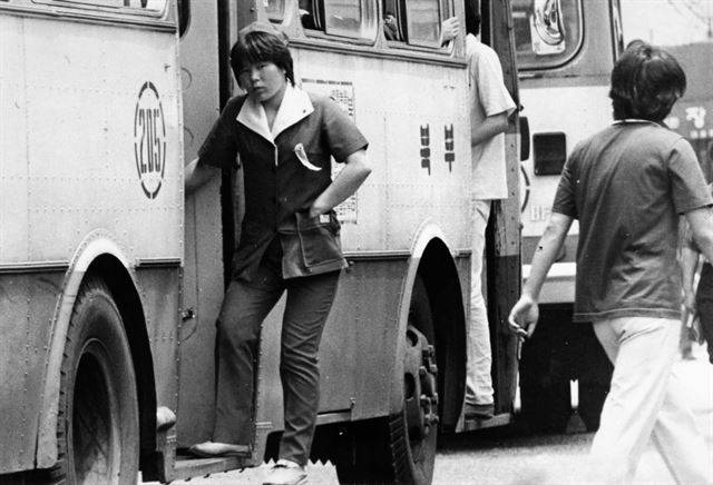 버스안내양은 거칠고 말썽 많은 남성 차장 대신 ‘상냥하고 부드럽게’ 승객을 모시겠다는 의도로 생긴 직업이다. 그러나 장시간 열악한 노동에 시달린 안내양들은 결코 상냥하고 부드러울 수 없었다. 한국일보 자료사진