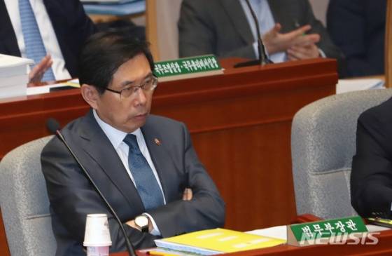 이달 3일 서울 여의도 국회에서 2018 회계연도 결산 및 예비비지출 승인의 건 등을 안건으로 열린 예산결산특별위원회에서 박상기 법무부 장관이 생각에 잠겨 있다. /  사진제공=뉴시스