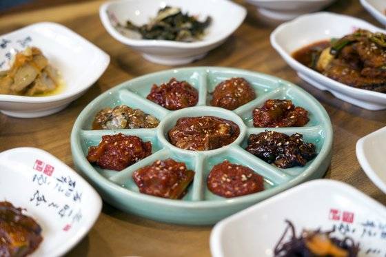 곰소항 식당가의 젓갈 백반. 밴댕이젓을 밥에 올렸다.