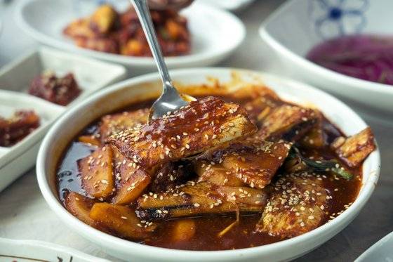 매콤한 양념의 풀치조림. 밥도둑이다.