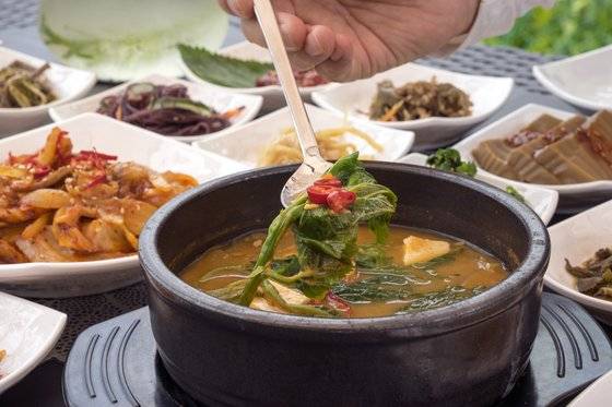 뽕잎을 넣은 청국장. 변산면 마포리 누에마을의 식당 '유유'에서 촬영했다. 백종현 기자