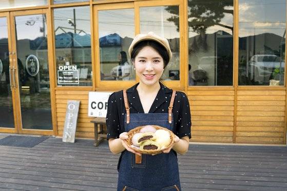 부안 곰소염전 '슬지제빵소' 대표 김슬지(35). 뽕잎·오디 등으로 맛과 향을 낸 오색 찐빵을 만든다. 백종현 기자