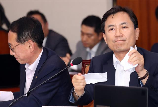 김진태 의원 ‘이것은 제출요구한 조국 후보자 자료가 아니다’ - 김진태 자유한국당 의원이 6일 서울 여의도 국회 법제사법위원회 전체회의장에서 열린 조국 법무부 장관 후보자 인사청문회에서 요구한 자료제출이 아니라며 조 후보자 가족관계증명서 복사본을 찢어버리고 있다. 2019.9.6 뉴스1