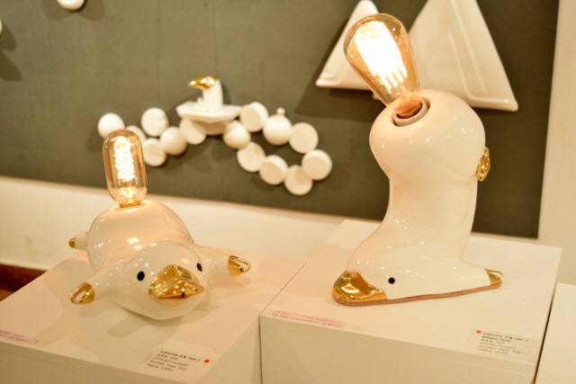 캐릭터 ‘오구’의 시작이 된 램프. 졸업전시를 위해 문 작가가 도자기로 빚어낸 것이다.