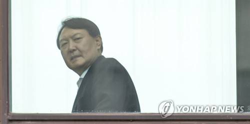 구내식당 향하는 윤석열 검찰총장 (서울=연합뉴스) 김도훈 기자 = 윤석열 검찰총장이 5일 오후 점심 식사를 위해 서울 서초구 대검찰청 구내식당으로 향하며 밖에서 대기 중인 취재진쪽을 바라보고 있다. 2019.9.5 superdoo82@yna.co.kr