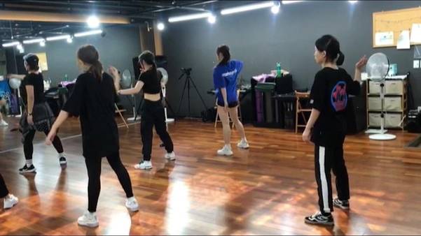 지난 28일 오후 3시 아이돌 댄스 트레이닝에 참여한 김세은 인턴기자가 어설프게 춤을 따라하고 있다. /김혜지 인턴기자