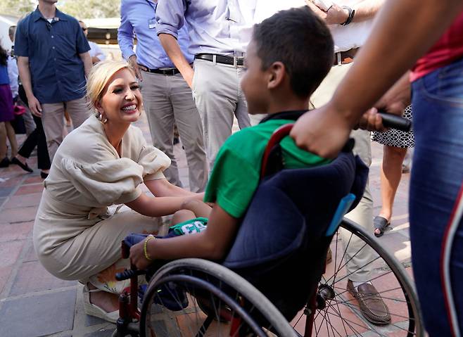이방카가 지난 4일(현지시간) 콜롬비아 쿠쿠타의 베네수엘라 이주민촌을 방문해 장애 소년과 대화하고 있다. [로이터=연합뉴스]