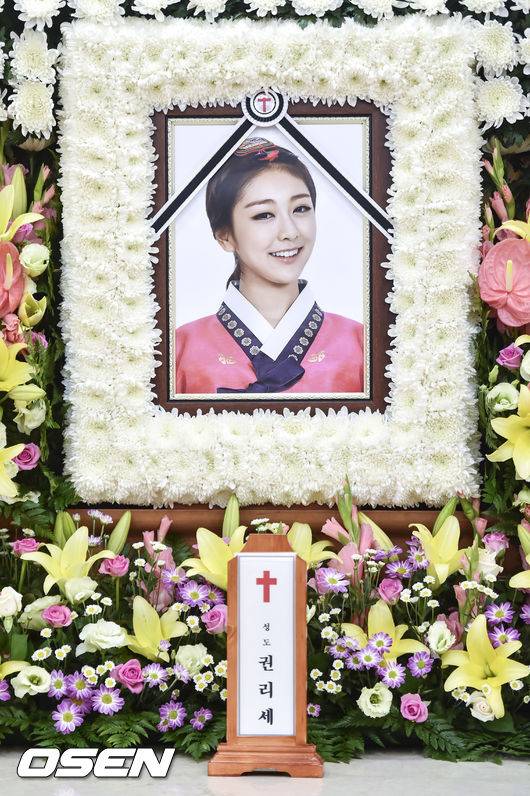 [OSEN=사진공동취재단] 7일 오후 서울 성북구 고려대학교 안암병원 장례식장에 걸그룹 레이디스코드 故 리세(본명 권리세)의 빈소가 마련되고 있다.   걸그룹 레이디스코드는 지난 3일 대구 일정을 마친 후 서울로 이동하던 중 영동고속도로 인천 방향 신갈분기점 부근에서 방호벽을 들이받는 사고가 났다. 리세는 수원 아주병원에서 대수술을 받고 중환자실에서 경과를 지켜보던 중 오늘 오전 스물셋 꽃다운 나이로 세상을 떠났다.   고인의 발인과 장지는 미정이다.   故 권리세가 영정속에서 밝게 웃고 있다./photo@osen.co.kr