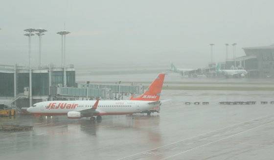 제13호 태풍 '링링'이 북상 중인 7일 오후 인천국제공항 제1여객터미널 주기장에 항공기가 주기 돼 있다.[연합뉴스]