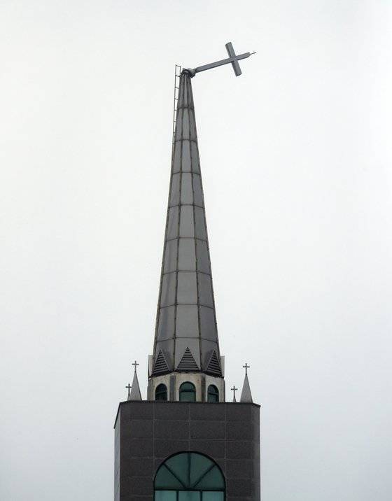 7일 오후 충남 태안군 근흥면 한 교회 십자가가 강풍에 휘어져 있다.[뉴스1]