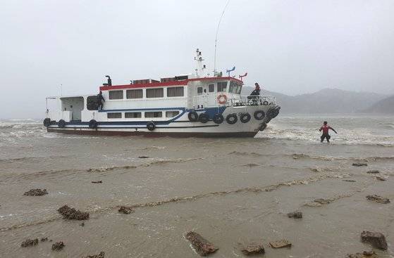 7일 오후 태풍 링링의 영향으로 강풍이 몰아친 충남 서산 구도 선착장에 정박 중인 여객선(52t) A호가 닻줄이 끊겨 떠밀려 가고 있다. 신고를 받고 현장에 출동한 태안해경은 배가 먼바다로 떠밀리지 않도록 긴급 조치했다.[사진 태안해경]