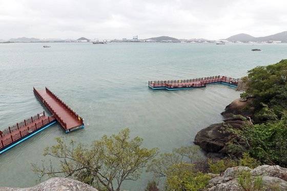 7일 오후 전남 목포시 남농로 해상에 설치된 갓바위 해상보행교가 파손돼 바다에 떠다니고 있다. [뉴스1]