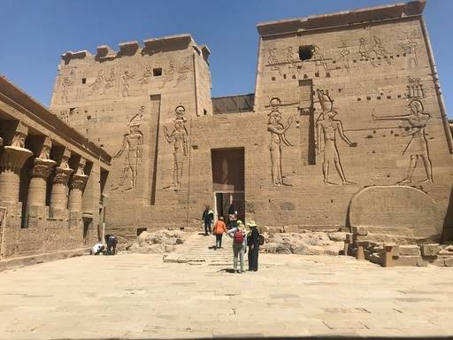 필레 신전. 선착장에서 오르면 제30왕조의 파라오 넥타넨보1세의 정자가 관광객들을 맞이하고 몇 걸음 지나면 멋진 장식의 다양한 기둥들을 만날 수 있다.