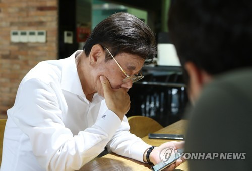 인사청문회에서 포착된 표창장 살펴보는 동양대 총장 (영주=연합뉴스) 김현태 기자 = 8일 오후 경북 영주시 동양대학교에서 최성해 동양대 총장이 연합뉴스와 만나 조국 법무부 장관 후보자 딸의 표창장 논란과 관련해 입장을 밝히다 지난 6일 조 후보자의 인사청문회에서 포착된 표창장을 살펴보고 있다. 2019.9.8 mtkht@yna.co.kr