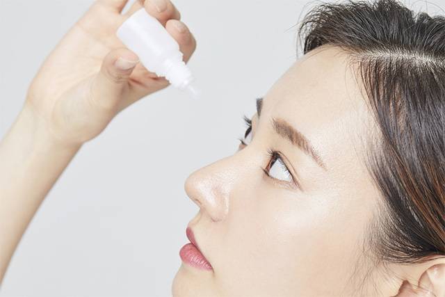 인공눈물을 과도하게 사용하면 각막 손상을 유발할 수 있다./사진=클립아트코리아
