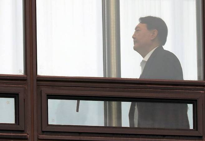 【서울=뉴시스】배훈식 기자 = 문재인 대통령이 조국 후보자를 법무부 장관에 임명한 9일 오전 서울 서초구 대검찰청에서 윤석열 검찰총장이 점심 식사를 하기 위해 구내식당으로 향하고 있다. 2019.09.09.   dahora83@newsis.com