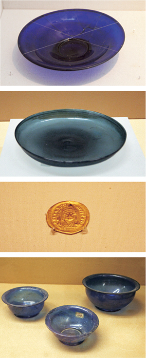 위에서부터 도쿄 박물관의 아시아 유리 접시, 중국 박물관에 전시된 로마 유리 접시와 동로마 제국 동전, 나폴리 박물관의 로마 유리잔.  김문환 제공