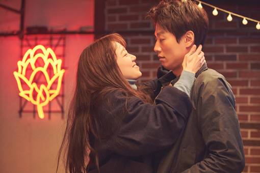 가을 극장가에 로맨스·멜로 열풍이 분다. 사진은 배우 공효진(왼쪽)과 김래원이 로맨스 호흡을 맞춰 10월 개봉하는 영화 ‘가장 보통의 연애’의 한 장면. 사진제공｜NEW
