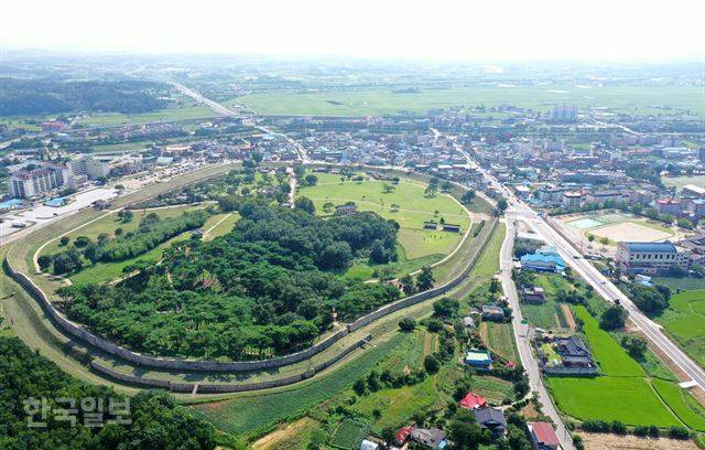 드론으로 찍은 해미읍성 전경. 성 내부는 잔디밭과 솔숲으로 깔끔하게 정돈돼 있다. ‘바다가 아름다운 고을’ 해미 앞으로 현재는 드넓은 평야가 펼쳐져 있다. 천수만 바다는 이곳에서 약 10km 떨어져 있다. 서산=최흥수 기자