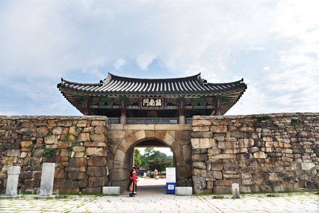 진남문 앞을 지키는 위병의 또 다른 역할은 관광객과 기념사진을 찍는 것이다.