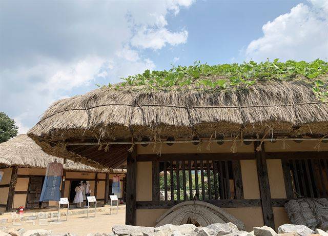 읍성 안에는 동헌과 객사 외에 초가도 복원해 놓았다.