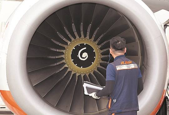 정비사가 승객의 안전을 위해 비행기 엔진을 살펴보고 있다. 새가 와서 부딪히지는 않았는지 없던 스크래치가 생기진 않았는지 확인한다. 똑같은 검사라고 대충 보고 넘어가지 않는 것이 무엇보다 중요하다.