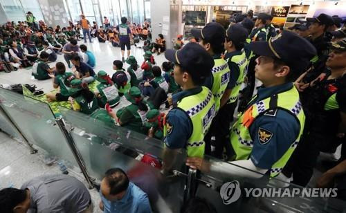 도로공사 본사 점거 농성하는 톨게이트 노조원 (김천=연합뉴스) 김현태 기자 = 10일 오전 경북 김천시 한국도로공사 본사에서 톨게이트 요금 수납원 노조원 수백명이 직접 고용을 요구하며 점거 농성을 하고 있다. 2019.9.10 mtkht@yna.co.kr