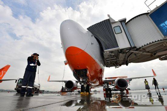 계류장에 들어온 비행기는 헤드셋으로 소통이 가능하다.