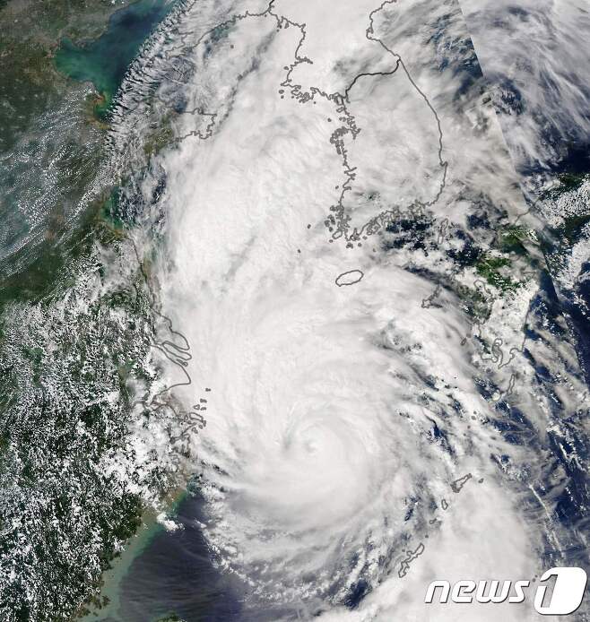 한반도를 강타한 제13호 태풍 '링링'. © AFP=뉴스1