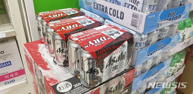 【서울=뉴시스】김성진 기자 = 국방부 근무지원단 군마트에서 파는 '하이트 캔 350㎖', '카스 캔 355㎖'의 경우 1캔 당 가격이 1080원(비면세 가격)으로, 아사히 수퍼드라이 350㎖ 1550원보다 500원 차이가 났다. 이들 국산맥주 캔 면세가격은 610원으로 아사히 캔보다 2.5배 정도가 싸다. 사진은 군 마트에서 판매되는 아사히 캔 모습. 2019.09.11. ksj87@newsis.com
